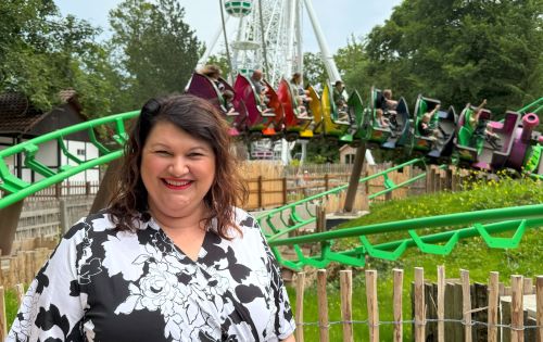 Ines Ehe vor WIchtelexpress im Freizeitpark Traumland