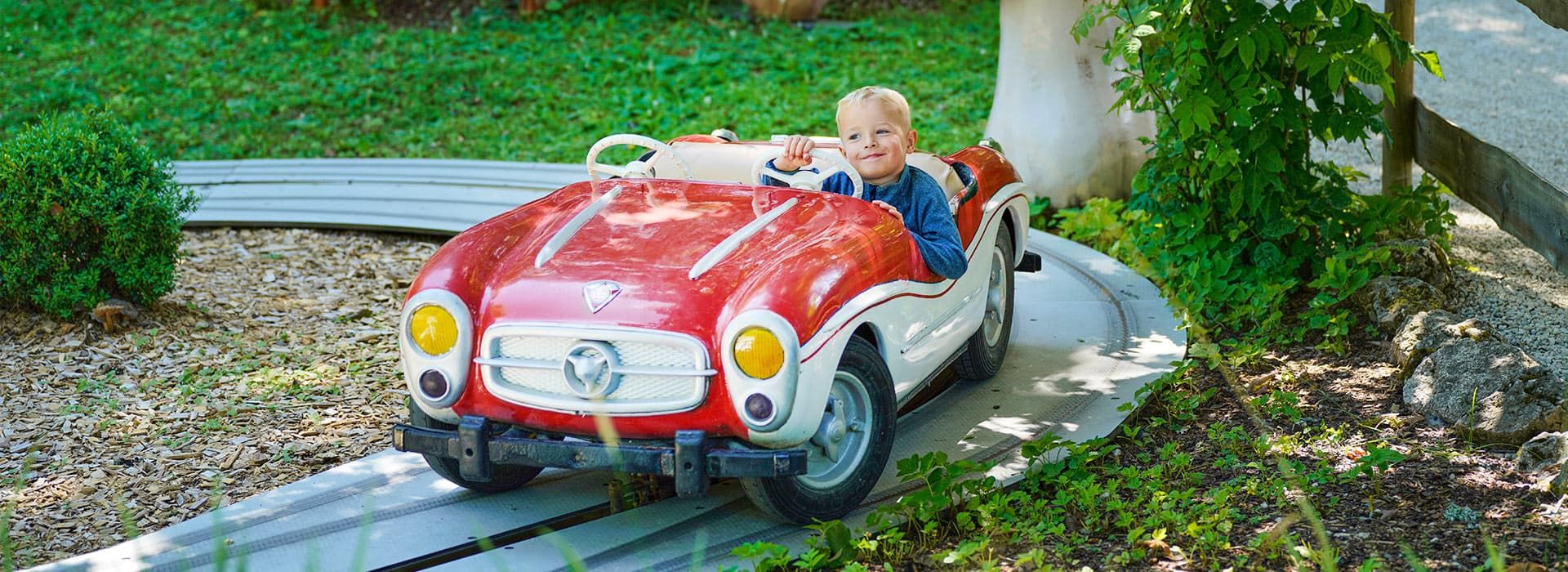 Kleine Autobahn fahren im Traumland