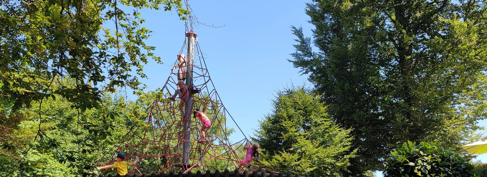 Klettern auf der Kletterpyramide im Traumland